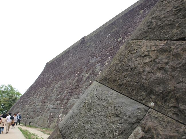 【本丸北側の高石垣】<br />きれいに整えられた石垣、高さもあり素晴らしいですね。