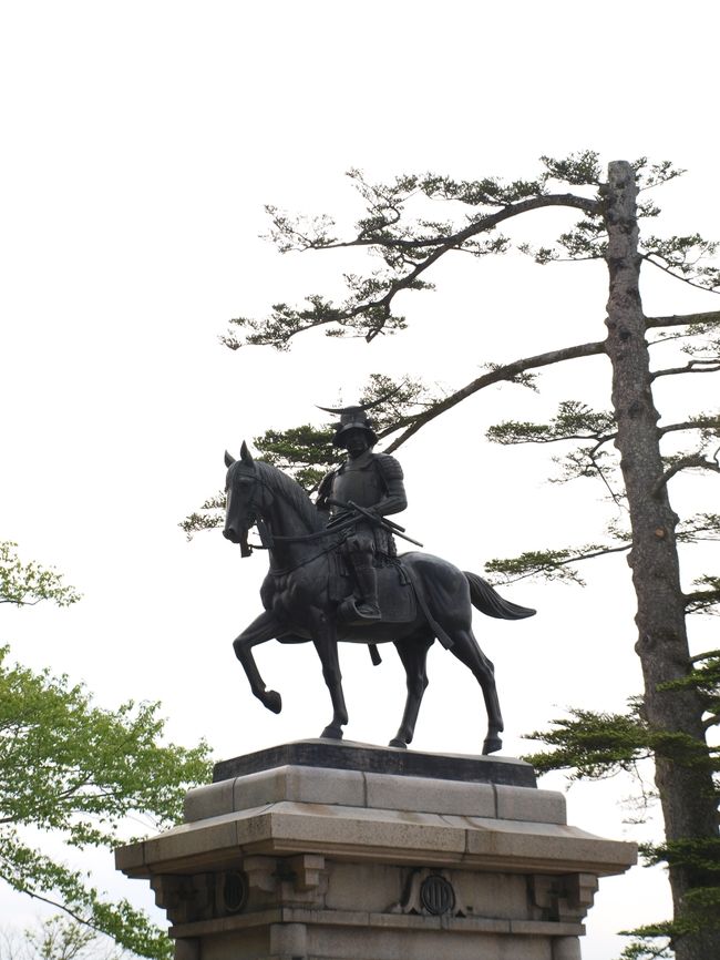 【伊達政宗公像】<br />大手門跡から１時間ほどかかりようやく政宗公の騎馬像に会うことができました。<br />周りには若い女性グループが目立ちます･･･ゲームの影響で戦国武将がブームになっているとは聞いていたのですが、これほどまでとは考えていませんでした。
