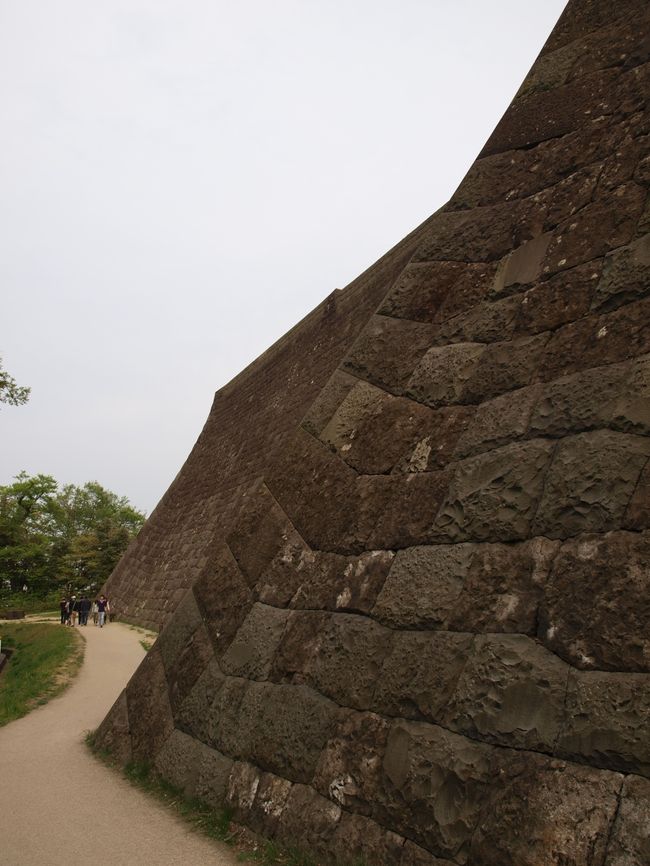 【本丸北側の高石垣】<br />今度は徒歩で本丸北側の石垣の前を通り城内を散策します。<br />だいぶ陽が傾いてきたせいか、石垣の色が先ほどとは違っています。