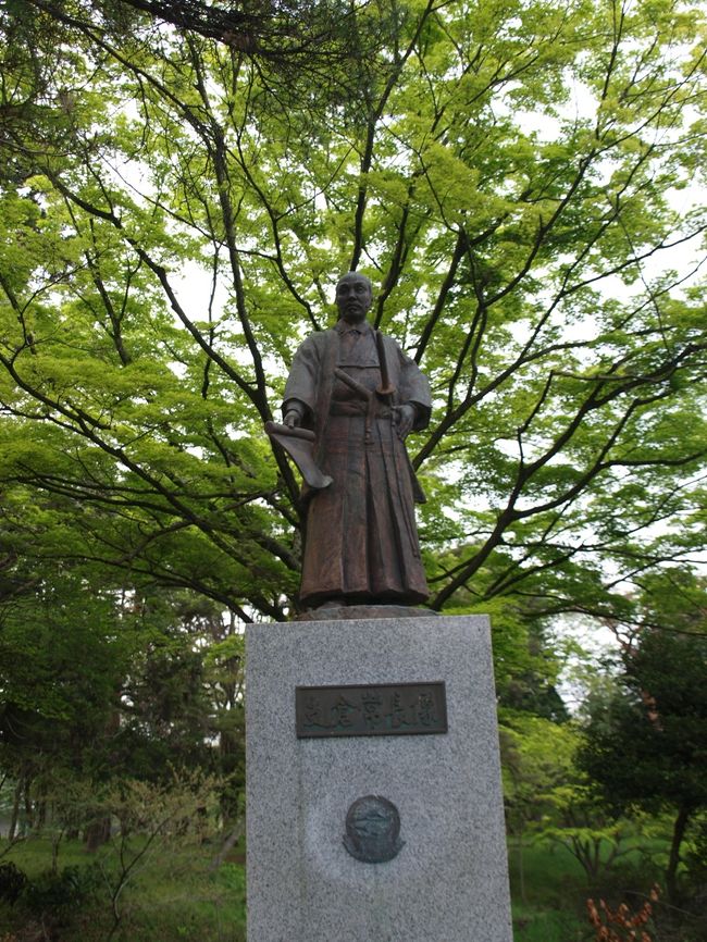 【支倉常長像】<br />渋滞の脇を歩くこと１０分、先ほど車で素通りしてしまった大手門跡までやってきました。