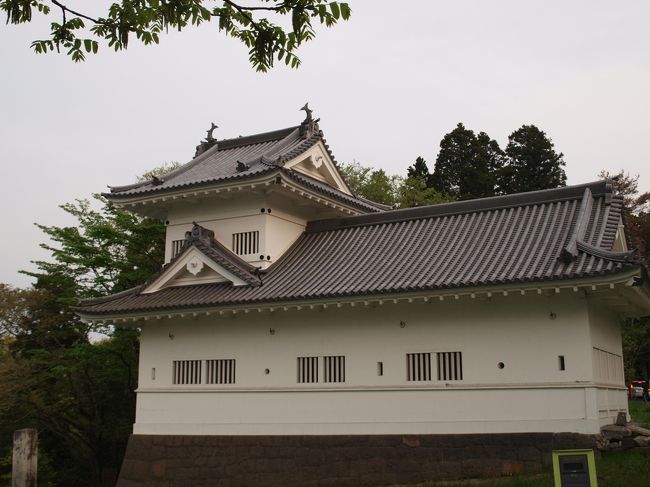 【大手門脇櫓】<br />国宝に指定されていた幅19.7ﾒｰﾄﾙ、奥行き6.8ﾒｰﾄﾙ、高さ12.5ﾒｰﾄﾙの規模の大きな大手門と脇櫓は、空襲で焼失したそうです。<br />見ることができるのは復元された大手門脇櫓です。