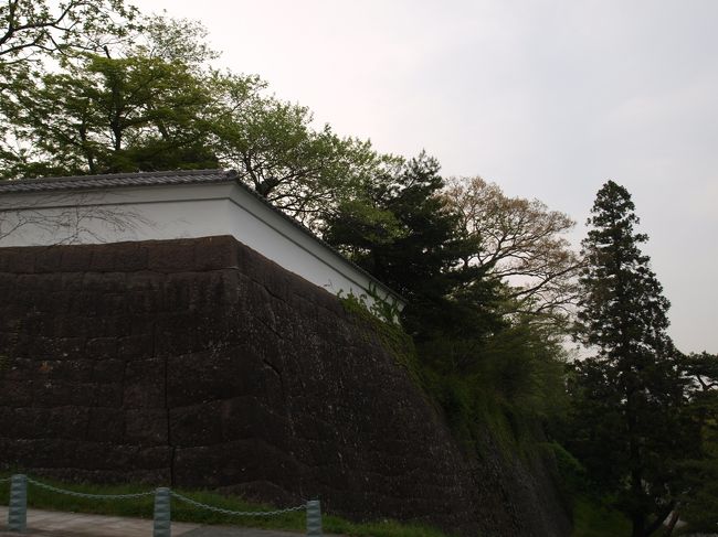 大手門跡の北側にある多聞塀？<br />石垣の上の漆喰塗の土塀は補修はされてはいるものの城内で唯一の現存建物だそうです。
