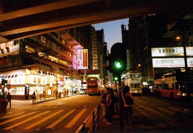 銅鑼湾のトラム停留所で<br /><br />＜NATURA BLACK F1.9＞<br />フィルム:コダック400