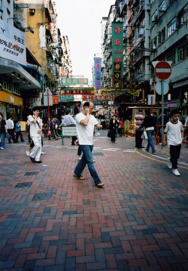 香港での、<br />携帯でしゃべり歩き率の高さったら！<br /><br /><br />＜NATURA BLACK F1.9＞<br />フィルム:コダック400 