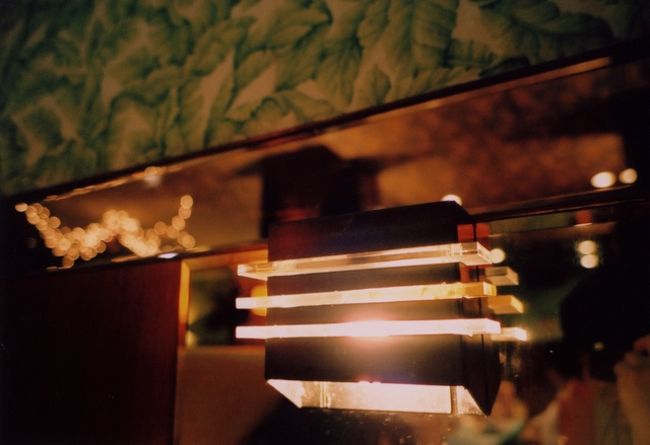 銅鑼湾の｢金雀餐廳｣にて<br />テーブルのライト<br /><br />http://4travel.jp/traveler/naicha/pict/15981556/<br /><br />＜NATURA BLACK F1.9＞<br />フィルム:フジのポジフィルム100