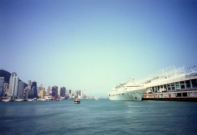 尖沙咀のスターフェリー乗り場<br /><br />＜NATURA BLACK F1.9＞<br />フィルム:フジのポジフィルム100