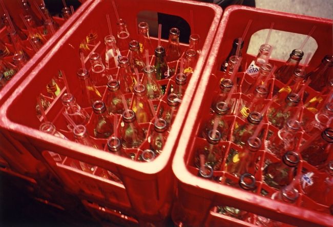 銅鑼湾の道路上で。<br /><br />全部の空き瓶に、ストローがささってる！<br /><br />＜NATURA BLACK F1.9＞<br />フィルム:フジのポジフィルム100<br /><br />