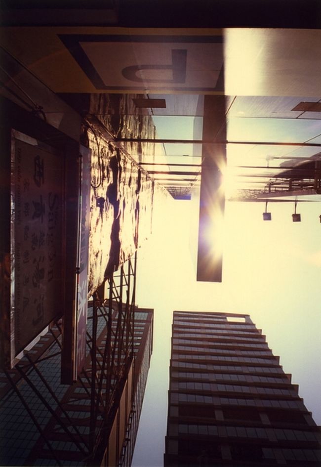 どこかのビルを見上げて<br /><br />＜NATURA BLACK F1.9＞<br />フィルム:フジのポジフィルム100