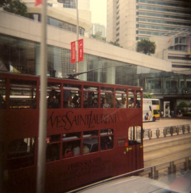 バスに乗りながらトラムを。<br /><br />＜HOLGA＞<br />フィルム:フジ・カラーネガ