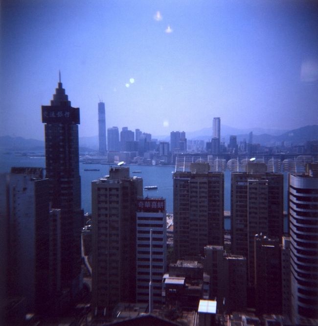銅鑼湾の｢新星茶荘｣にて<br /><br />＜HOLGA＞<br />フィルム:フジ・カラーポジ<br /><br />http://4travel.jp/traveler/naicha/pict/15980875/