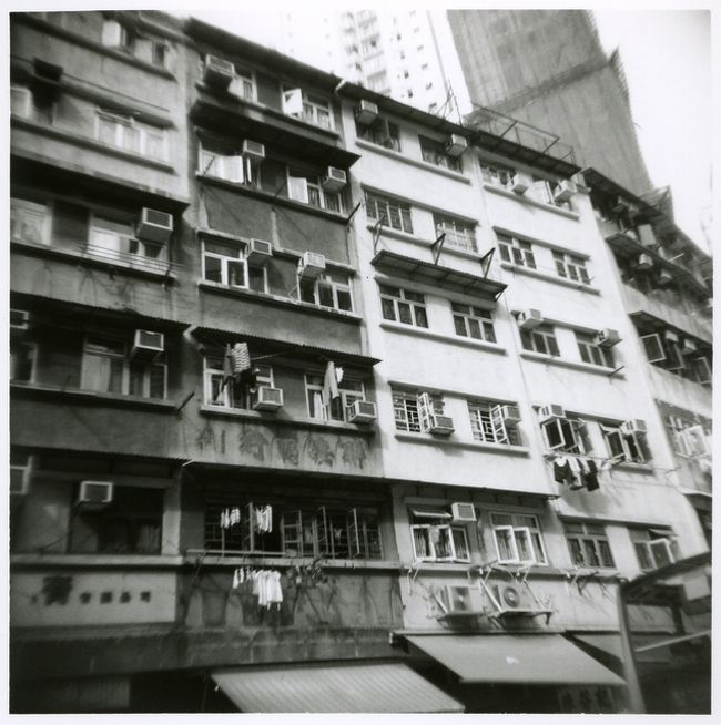 どこかの街並み<br /><br />＜HOLGA＞<br />フィルム:モノクロネガ