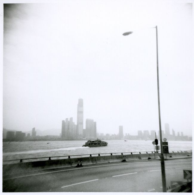 元朗へ行くバスの中で、<br />上環あたり<br /><br />＜HOLGA＞<br />フィルム:モノクロネガ<br /><br />http://4travel.jp/traveler/naicha/pict/15972634/