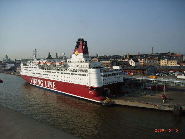 ここにも大きなフェリーが停泊している。