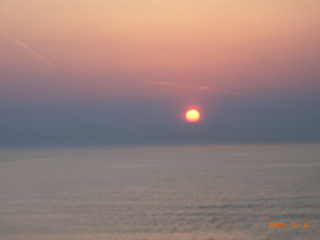 あらかじめ確認しておいた日の出の時間に起きて、またデッキで朝日を見る。