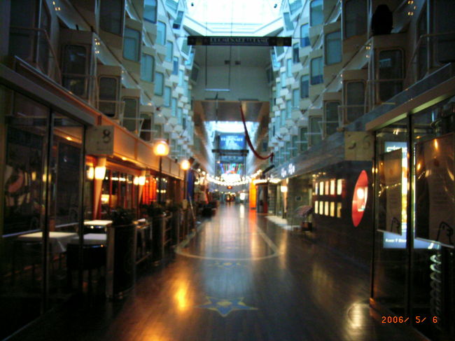 昨夜の人の行き交いが嘘のように人っ子一人いない、早朝の船内。