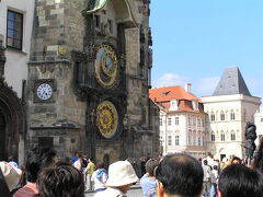 旧市庁舎の時計のまえに人が集まっています