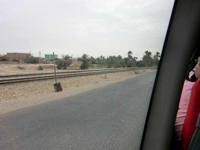 道路の脇にはつねに線路。<br /><br />エジプトはナイル川沿いとナイル川河口しか緑がないらしい。<br />みんな川沿いにすんでます。