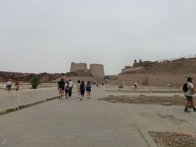 とおくにでっかい門が見えてきました。