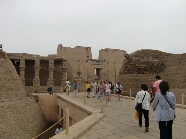 昼近くなのに結構寒い。<br /><br />気温は低いし、雲が多い。湿度は低そう、風がある。。。<br />エジプトってこんなんか？