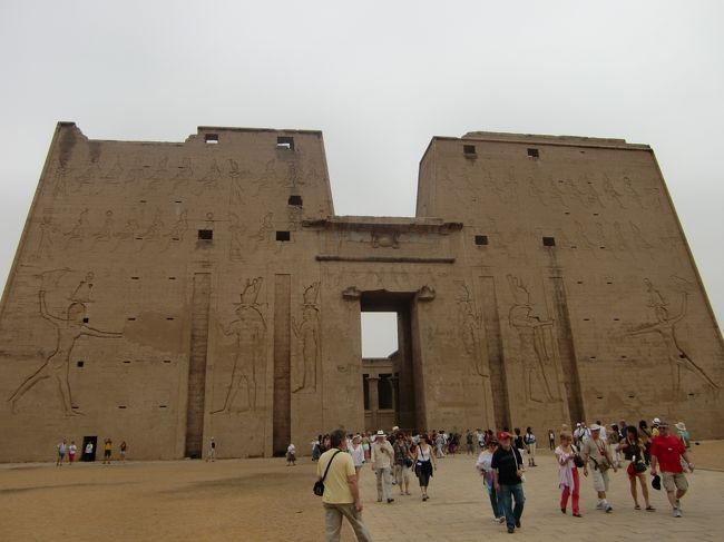 でっかい門に到着。<br /><br />ほう、なかなか。