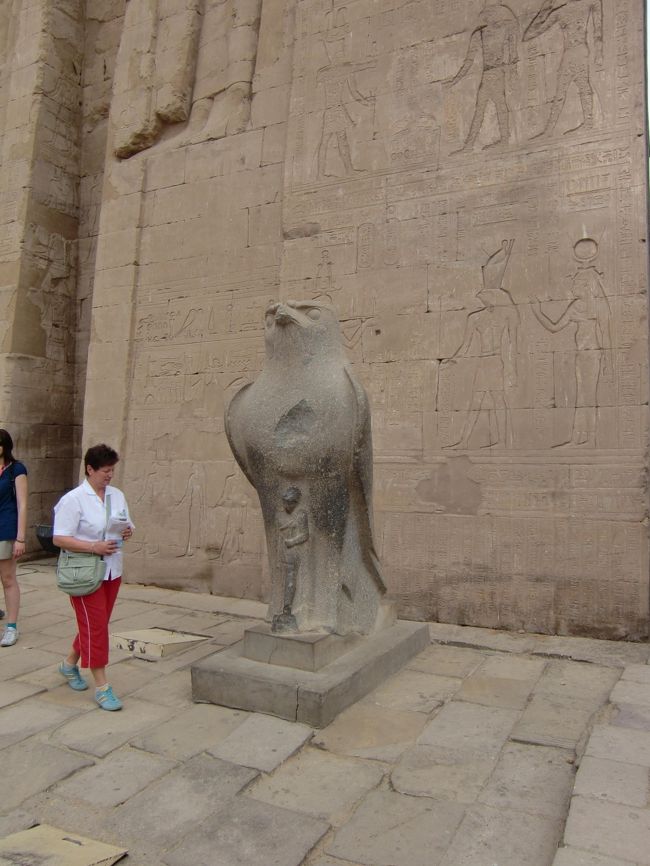 ホルス神の像です。<br /><br />でっかハヤブサ。