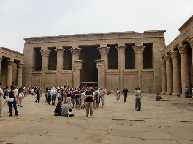 中庭。<br /><br />柱がルクソールと微妙に違うらしい。