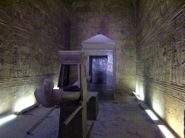 一番奥にはなんかの船。