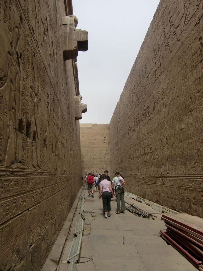 裏の壁もでっかく、壁画がしっかり残ってます。