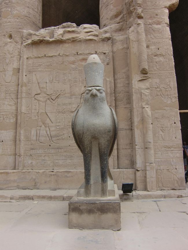 背筋を伸ばしたホルス神にお別れをして、次のコムオンボ神殿目指します。