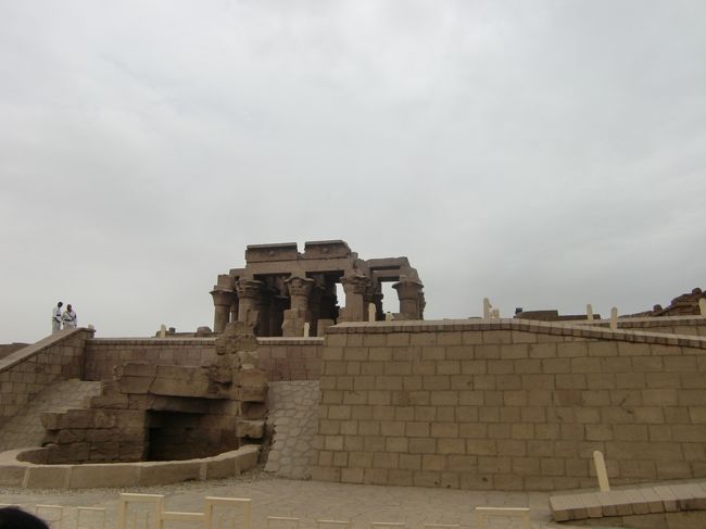 コムオンボ神殿に到着。って１時間くらいはかかってますけど。<br /><br />ここはナイル川のすぐ近くです。