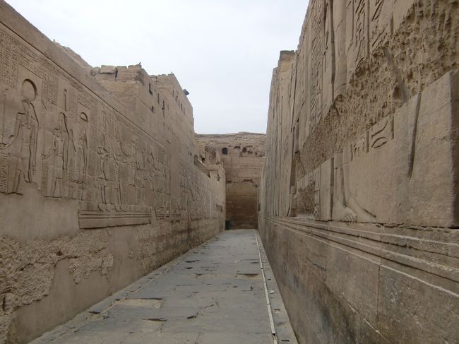 ここも壁画が立派です。