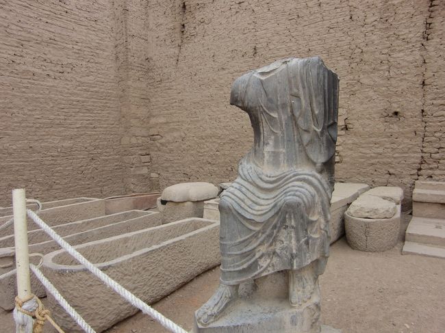 ローマの石像です。