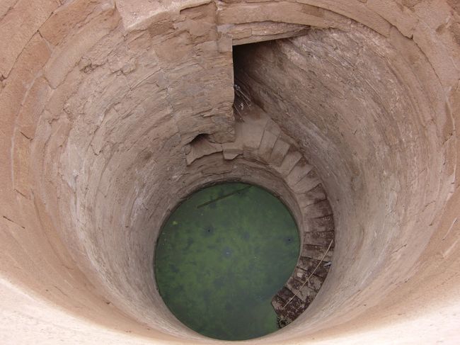 ナイルメーターだそうです。<br /><br />結構深いな。