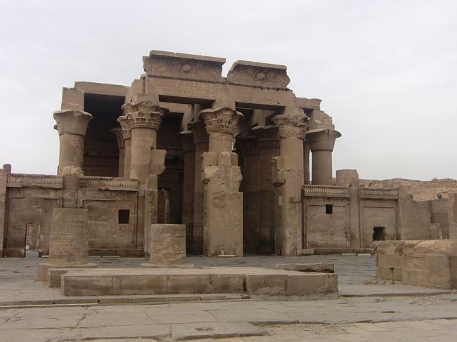 ぐるっとまわって、ちょっと小さめな神殿でした。<br /><br />あと、昔はワニのミイラ（剥製とはちがうのかな？）があったらしいけど、いまは町の博物館に移動したとのこと（ただし、博物館はオープン前で、、、）。