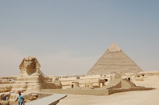 太陽の船博物館を出てバスに乗り、スフィンクスまで来ました。大きい！