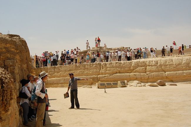 今回のツアーではスフィンクスの足元エリアに入場する、という事だったのですぐそばまで行ってガイドさんの説明を聞きます。イヤホンガイドを使っているので、みなさん日陰に避難しつつ聞いていました。