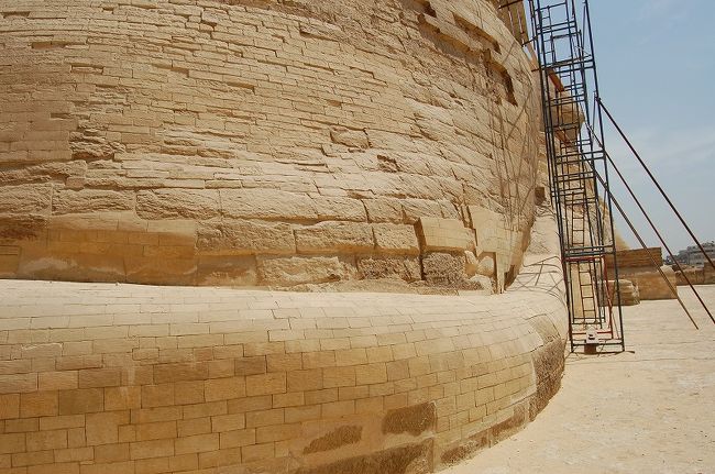 スフィンクスのまわりを一周してみると、スフィンクスには長いしっぽがある事が分かりました。