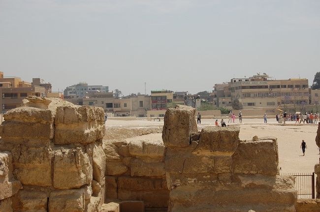 とても見にくい写真ですが、スフィンクスが見つめる先にはケンタッキーがありました。<br />ケンタッキーまでの距離は思ったほど遠くなく、何もない砂漠と人の住む町がこんなに近いのか･･･と驚きました。