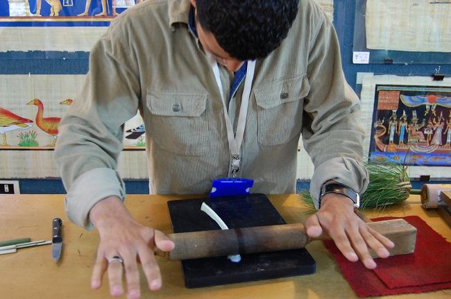 上手な日本語で説明してくれるお兄さん、カメラを向けるとちょっと照れた感じ。