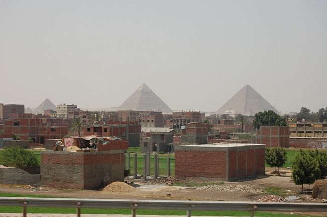 次はモハメドアリモスクに移動します。移動中、ピラミッドが見えました。