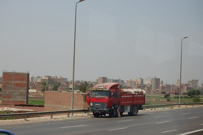 トラックの調子が悪いのか、路肩に駐車して点検中のおじさん。