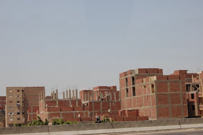 街中、建設中の建物がいっぱい。