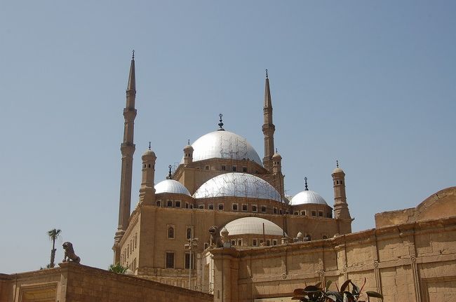 モハメドアリモスクに到着。ミナレット（アザーンを呼びかける塔）が美しい！