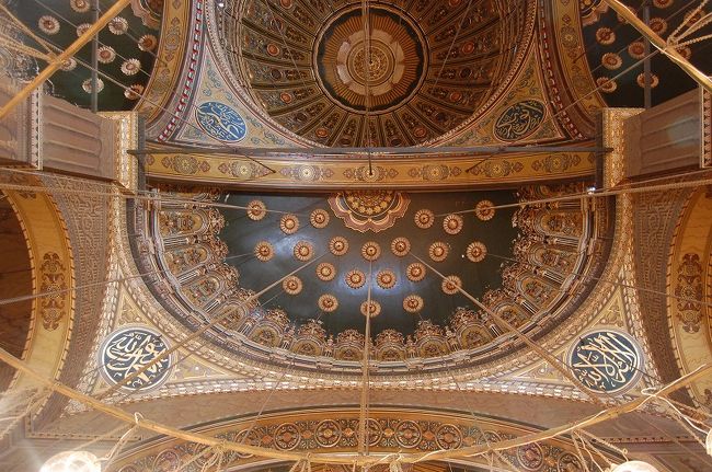 中に入りました。天井の模様がすごくキレイ。