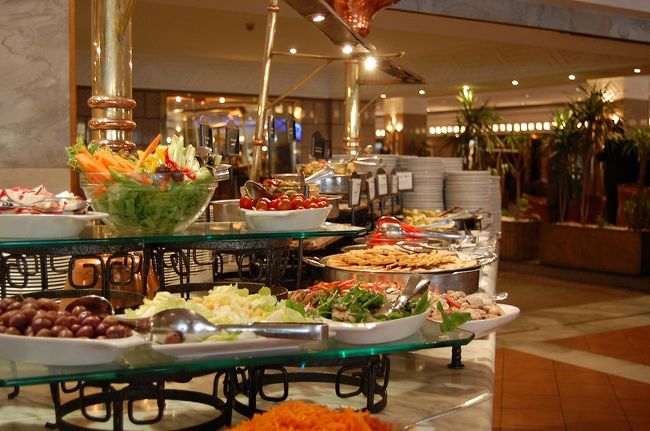 豪華な夕食。ビュッフェタイプはどうしても食べ過ぎてしまうので気を付けないと。この食事の後、プールサイドの水タバコのバーで水タバコを吸いました。普通のタバコとは違い、あま〜い味がします。間違えて大きく吸い込むとかなりむせます。