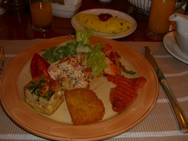 翌朝、朝食会場の1階のレストランに行く。ビュッフェの品数良し。オムレツを焼いてもらっている間に、色々物色。パンは・・・飲み物と一緒に、籠に入れて持って来てくれた。そのパンが、おいすぃー♪<br />さて、今日は、まず近くの「新羅免税店」に行き、お買い物してから、「キョンボックン(景福宮)」の衛兵の交代式を見に。