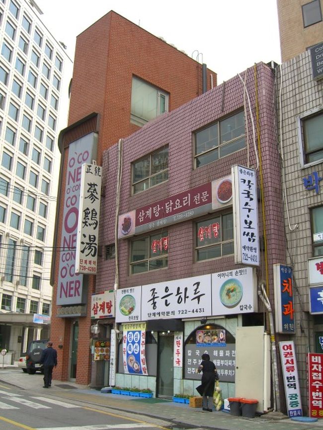 一旦、景福宮を出ると、「アレ？」道路に警官が、たくさん並んで立っている。そのそばを通り過ぎて、信号を渡り、「サムゲタン」を食べに急ぐ。景福宮の、警備隊なのかなあ？<br />地図を見ながら、初めての道だから、ちょっぴり不安。「あ、ここを曲がる」本当にあるかなあ？<br />着いた━━━━(ﾟ∀ﾟ)━━━━!!　私の動物的カンは、正しかった！「正統参鶏湯」の文字が見えた。<br />店に入ると、客はなし！ww　もう2時だもんねー。勝手に腰掛けてると、おばさんが「サムゲタン？」と聞いたので、「YES」。