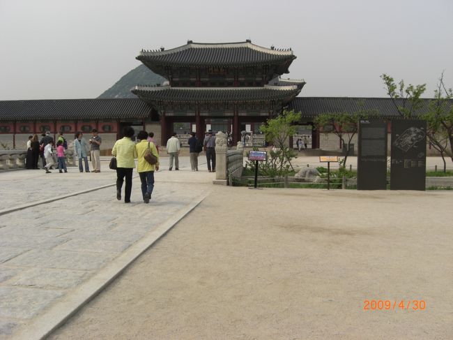 さて、どうしよーか？」「いちおー、目的の交代式は見たから、このまま明洞に行ってもいいよ」「明洞に行ったら、買い物だろ？」「(゜―゜)(。_。)ウンウン」「そしたら、景福宮に戻って、中を見物しよー」<br />ちぇ・・、買い物を拒否られた・・ww。<br />元来た道を引き返し、キョンボックン(景福宮)に。隅っこのしょぼいチケットブースで、2人分の入場券を買って、中へ。<br />日本語の案内パンフを取って、ずんずん中へ。圧倒されるスケール。<br />「こんなとこ、チャングムで、見たことあるー♪」2人してきゃーきゃーww。