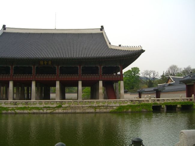 奥へ・奥へ・・・。色んな建物が、まだまだ続く。「やっぱ、ガイドがいないと、よくわかんないねぇ」それでも、後ろに続く建物へと、キョロキョロしながら歩く。<br />「広過ぎっ・・・」半分以上来たので、戻ることにする。<br />「別の道を行こう」と、少し横道にそれたら、池？の真ん中に大きな楼閣があった。<br />「ああ、これは綺麗」しばし立って堪能。