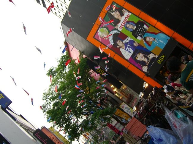 「景福宮」を出て、「ミョンドン(明洞)」まではタクシー移動のつもり。何とか一般タクシーを捕まえて、「ミョンドン、チュンムロ、サボイホテル」と伝えたんだけど、この言い方が悪かったのかもしれない。<br />タクシーは走り出し、確かに向かう方向は合っている。けど、o(･_･= ･_･)o ｷｮﾛｷｮﾛ　ちょっと行き過ぎ・・だと思うんですけど・・・？<br />サボイホテルは、ミョンドン(明洞)の真ん中にあるので、そこがわかりやすいかなぁ・・と指定したんだけど・・。車はずずーっと過ぎて、一駅向こうまで来た。<br />後ろの日本人が「わあわあ・・」言ってるのが、わかったらしい。慌ててUターンして、ミョンドン(明洞)の中へ。人が多いので、「ストップ」と言って、途中で降ろしてもらった。<br />歩いてると、サボイホテルがあった。「あー、ここは、車で来にくいところだなぁ」<br />ロンドンで「サボイ」というと高級ですが、ここのはね・・・ちょっと・・ww。